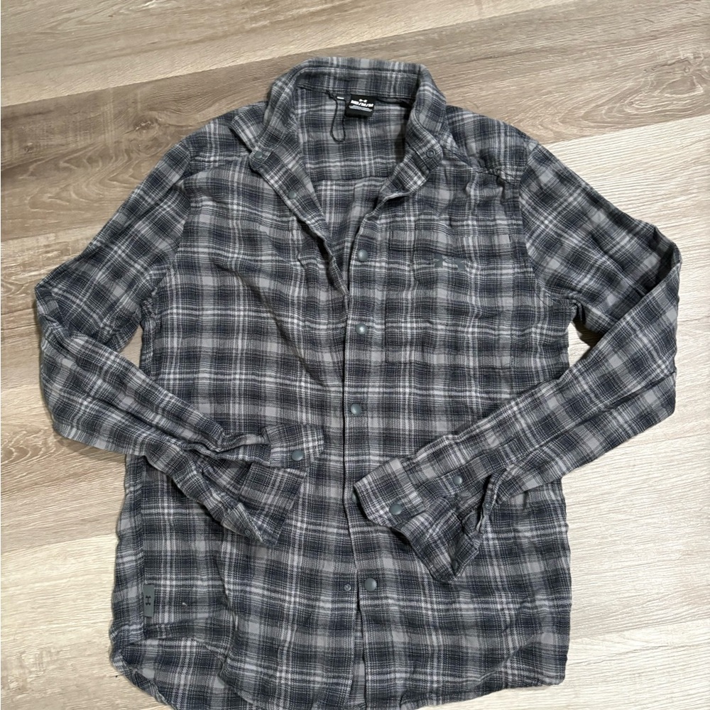 Under Armour Men's Charcoal Checkered snap Button Plaid shirt. Size medium
